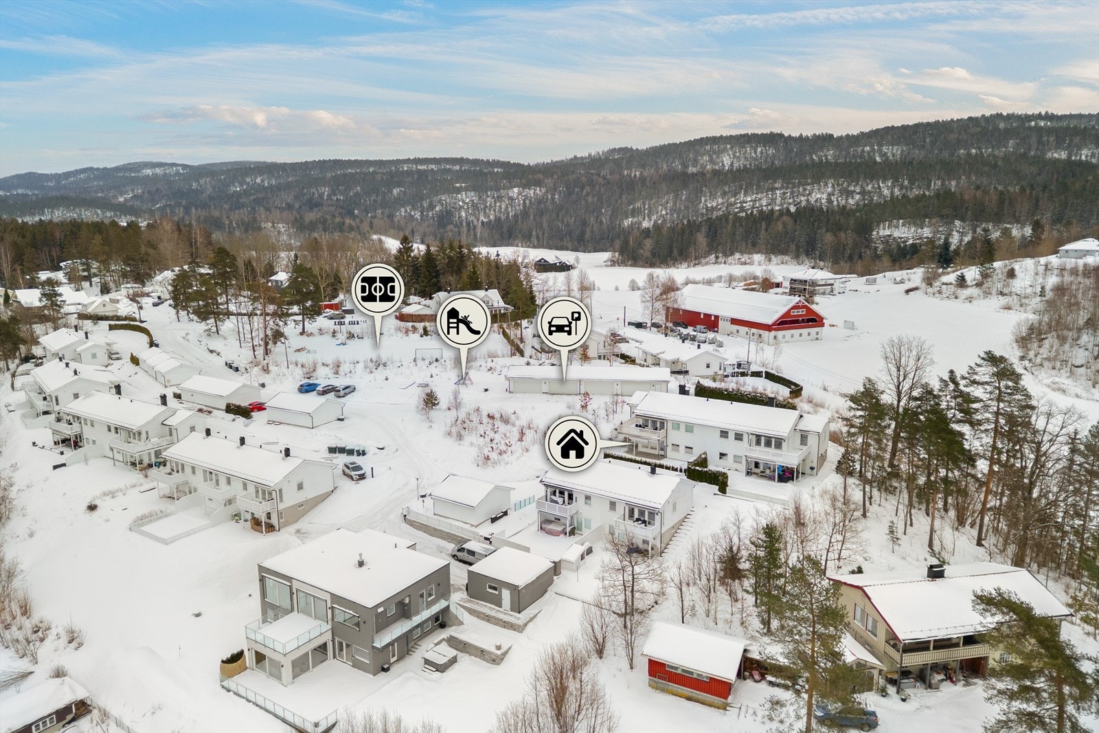 Her bor du med kort vei til lekeplasser, fotballøkke og flotte turområder. Parkering i egen dobbelgarasje. Galleribilde