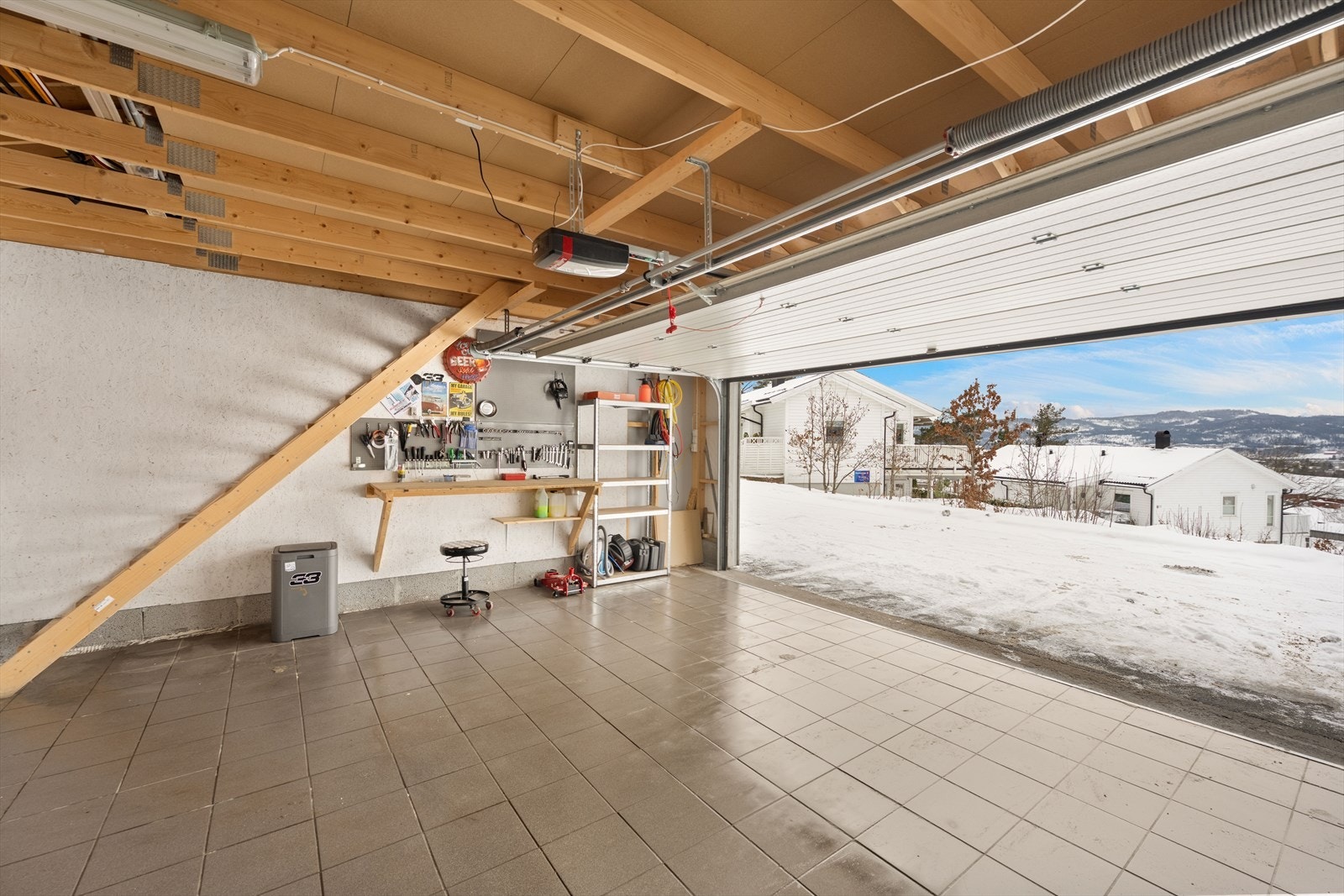 Lagringsmuligheter på loft i dobbelgarasjen. Galleribilde