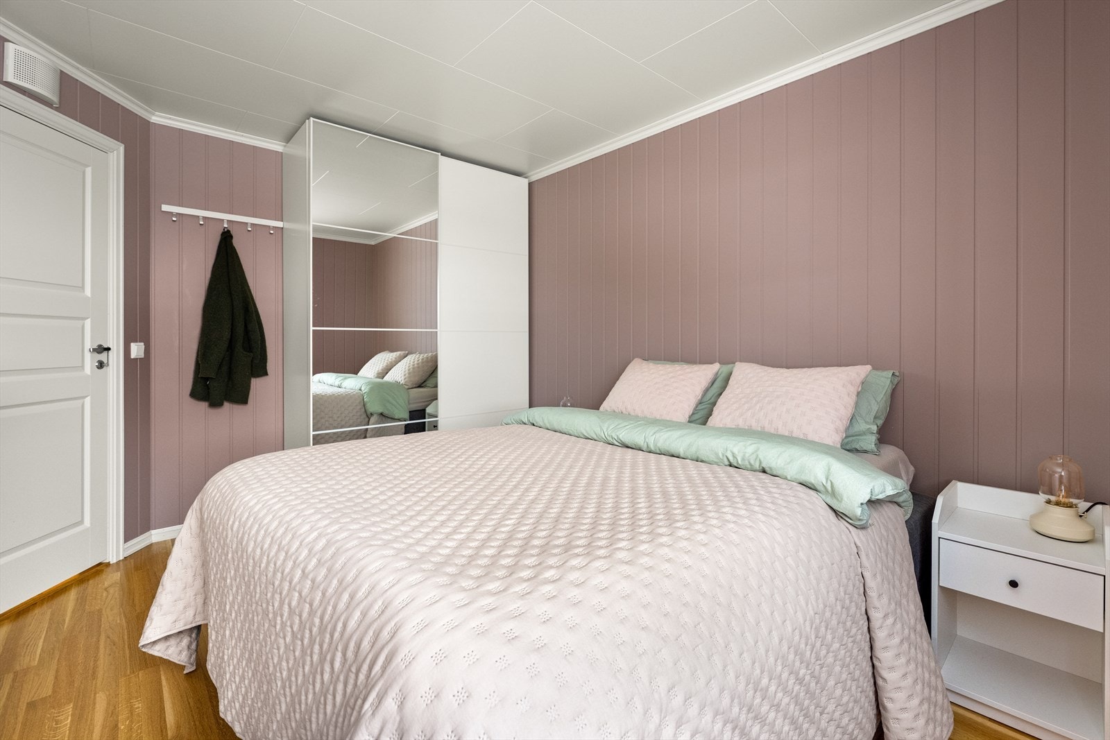 Hovedsoverom med garderobeskap. Galleribilde