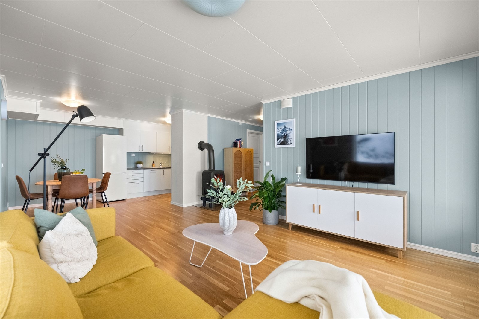 Åpen, sosial løsning mellom stue og kjøkken. Galleribilde