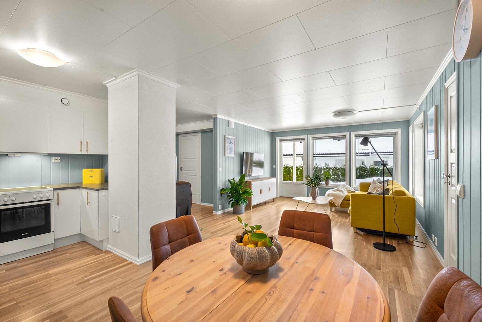 Åpen løsning mellom stue og kjøkken. Galleribilde