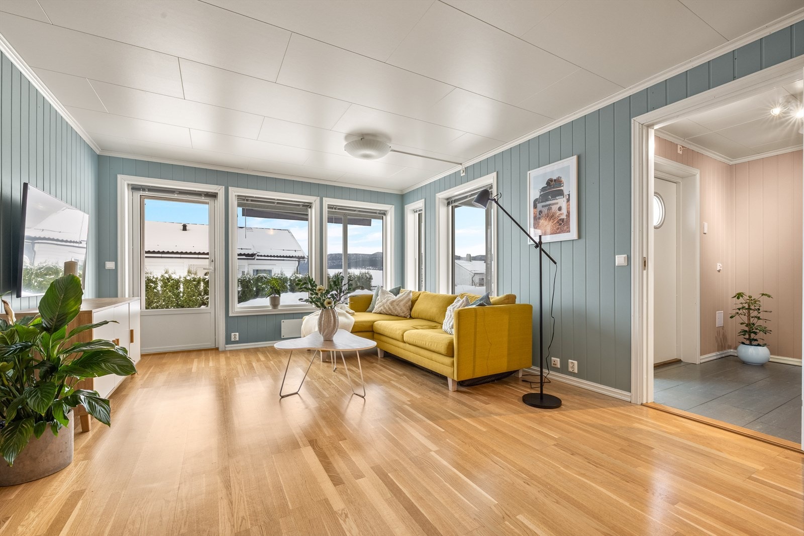 Veggflater består av malte plater i en delikat fargepalett som gir et rent og moderne preg. Galleribilde