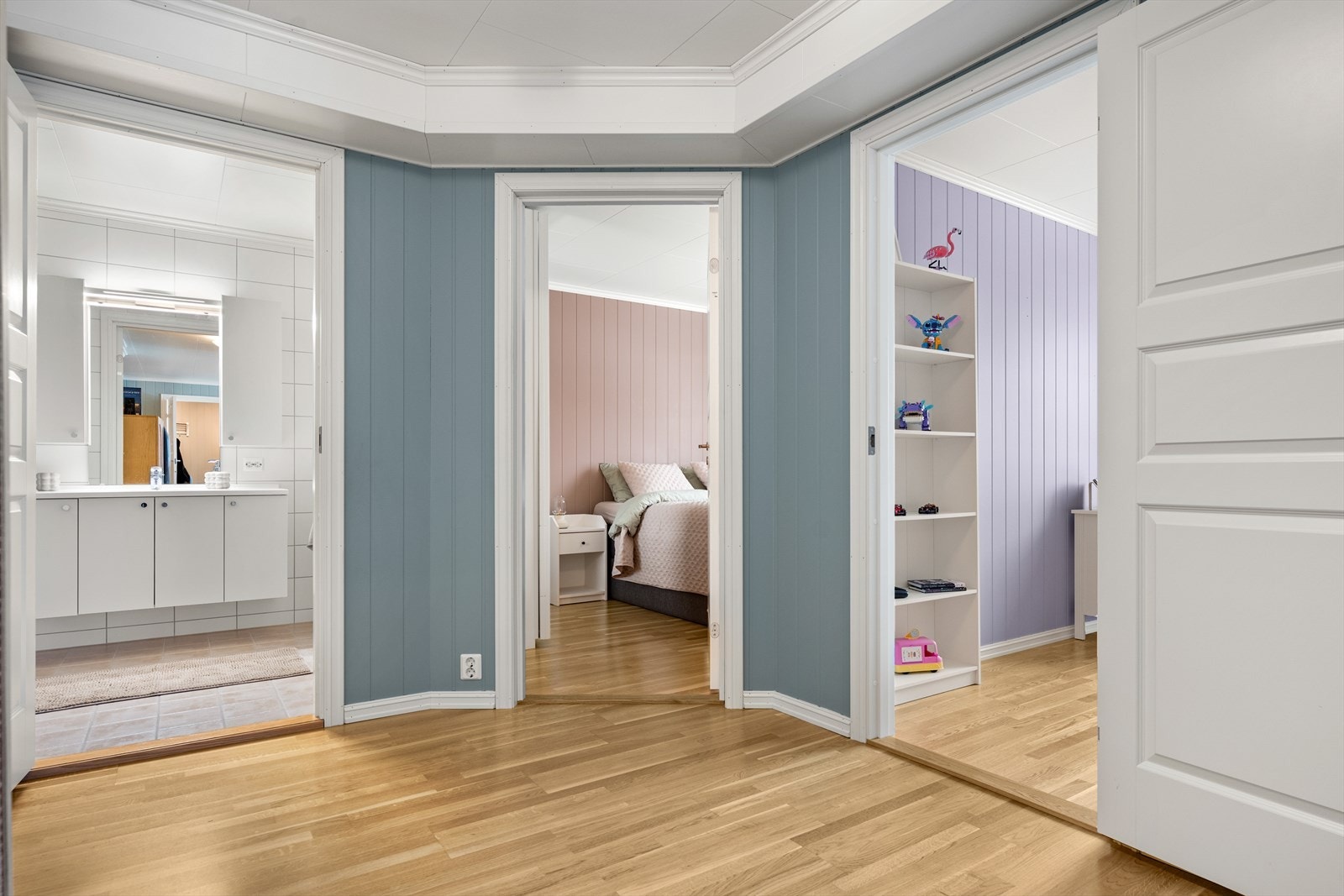 Adkomst til bad og soverom fra gangen. Galleribilde