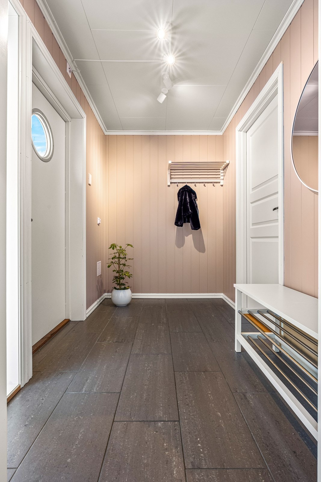 Lys entré med plass til yttertøy sørger for et ryddig "velkommen hjem". Galleribilde