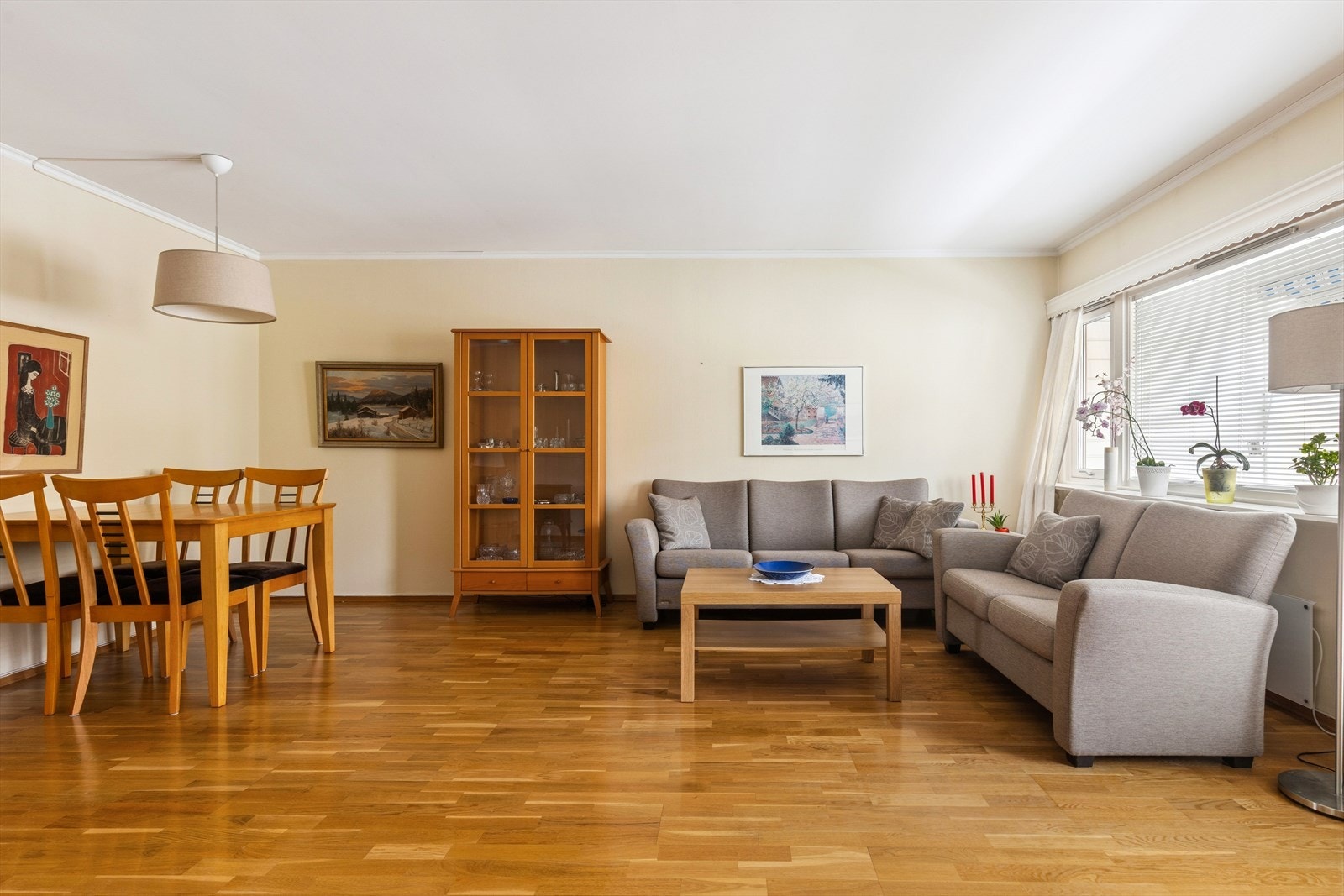 Romslig og luftig stue med god plass for både sofaløsning, spisebord og tilhørende møblement. Galleribilde