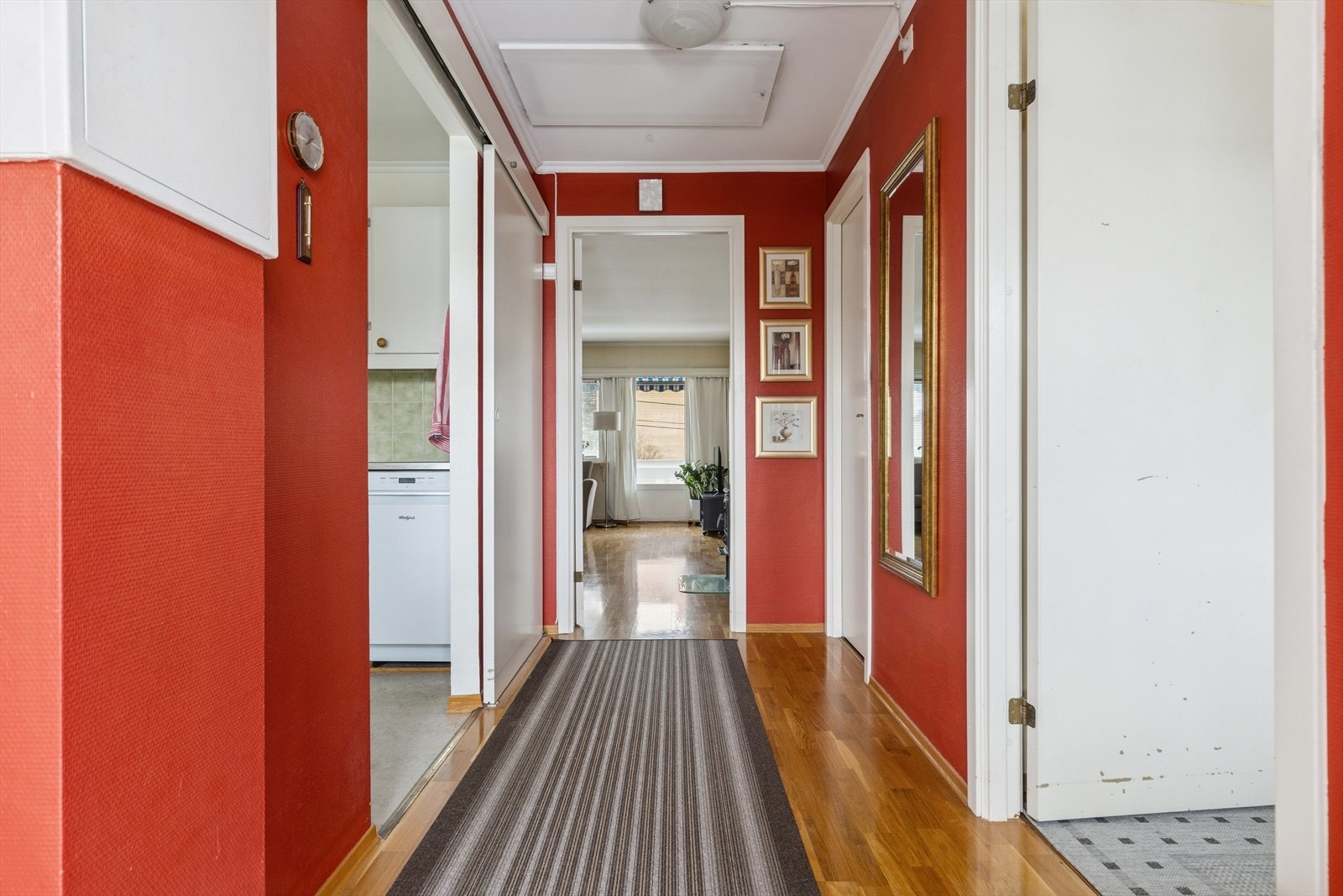 God planløsning med separat kjøkken, romslig stue med utgang til balkong, baderom og to gode soverom. Galleribilde