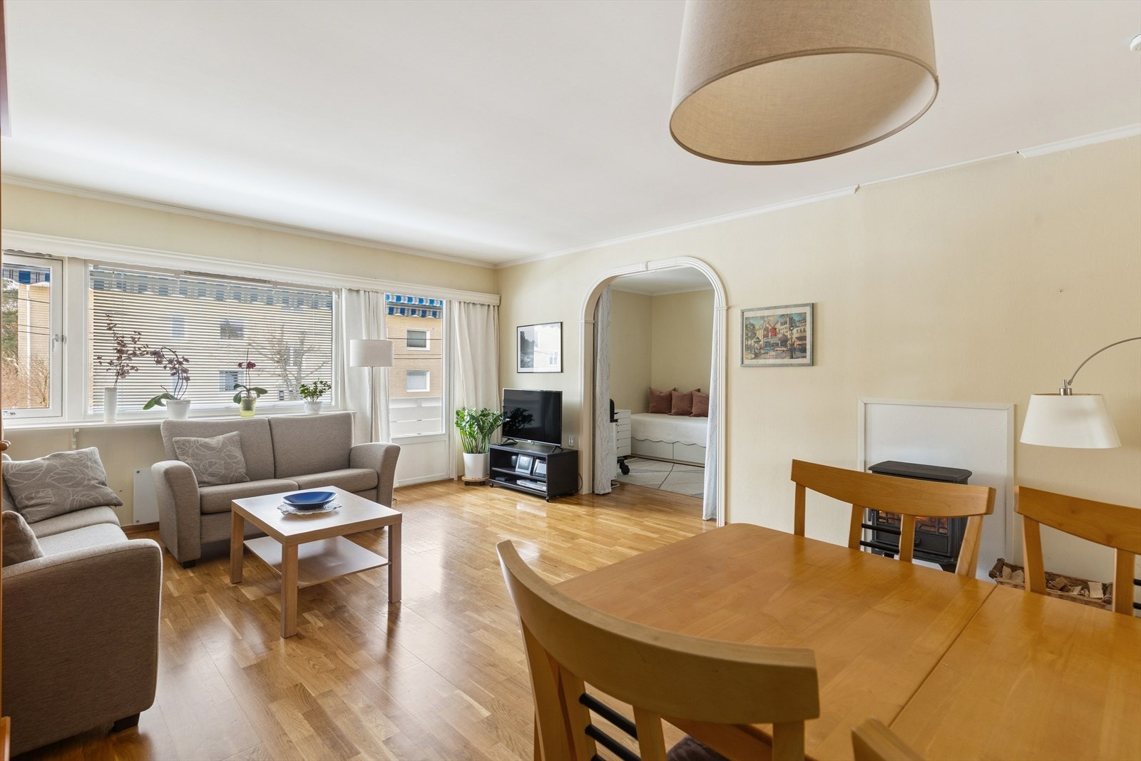 Store vinduer slipper inn godt med dagslys. Det er montert persienner i vinduene. Galleribilde