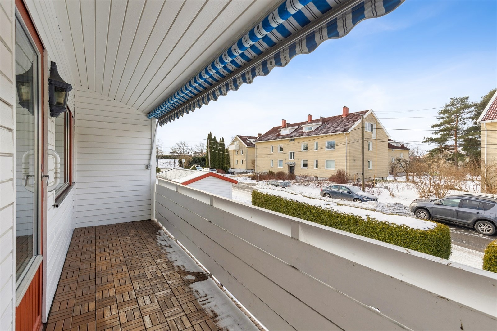 Fra stuen er det utgang til vestvendt balkong med markise montert. Galleribilde