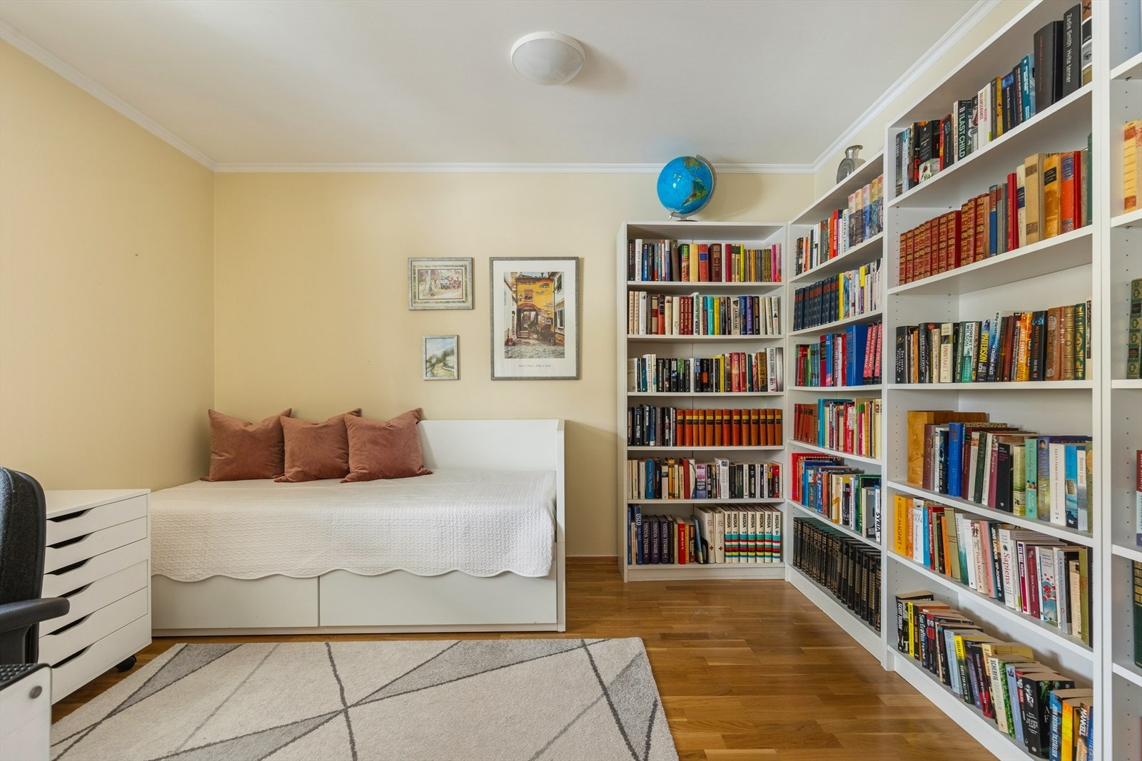 Hovedsoverom med god plass til dobbelseng, tilhørende nattbord og garderobe. Galleribilde