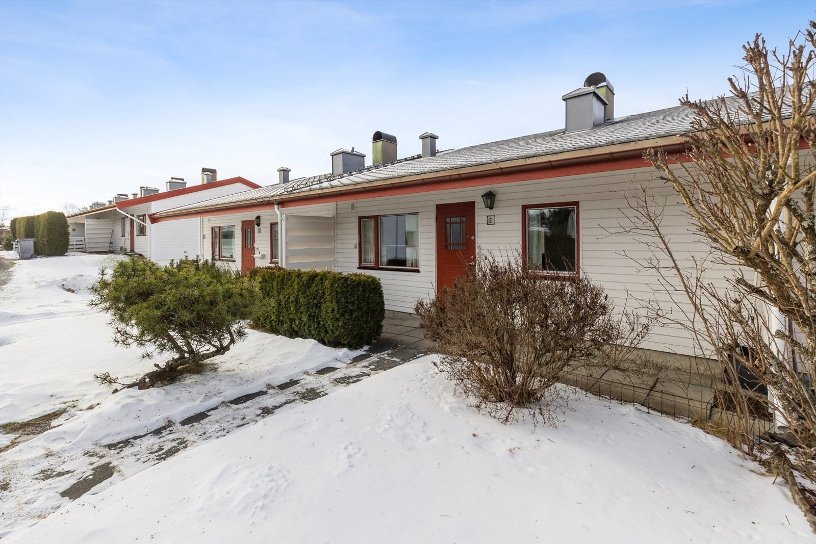 Hyggelig inngangsparti med morgensol. Leiligheten har en meget attraktiv beliggenhet i et hyggelig og rolig boligområde på Nordseter. Galleribilde