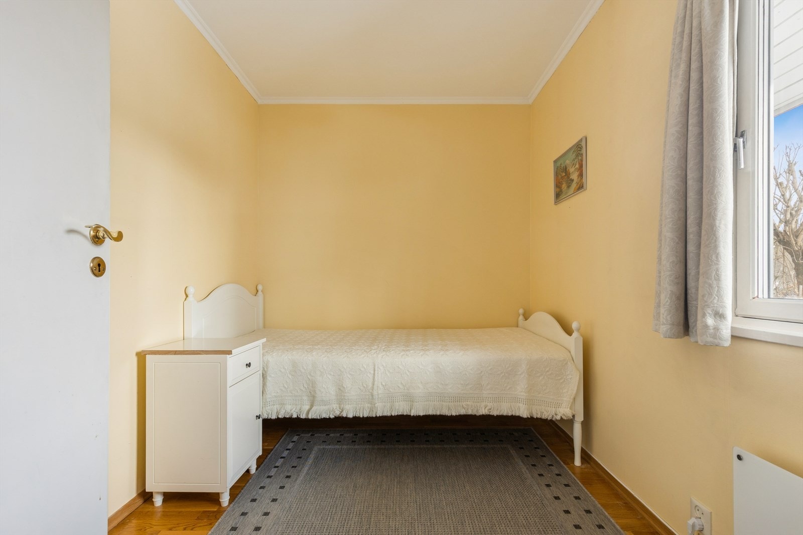 Boligens andre soverom har god plass til seng og garderobe. Galleribilde