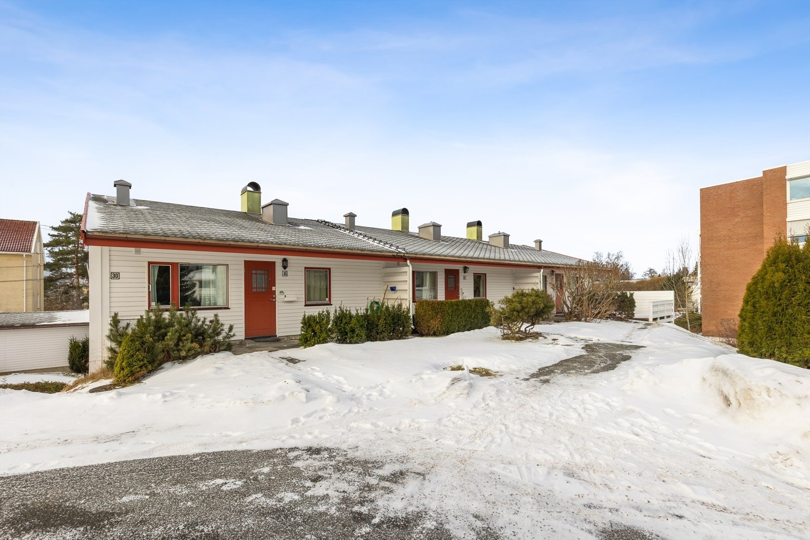 Beliggenheten er perfekt for deg over 55+ som ønsker å bo i et hyggelig bomiljø med meste av fasiliteter tilgjengelig, lett tilgang til kollektiv og naturskjønne områder rett i nærheten. Galleribilde