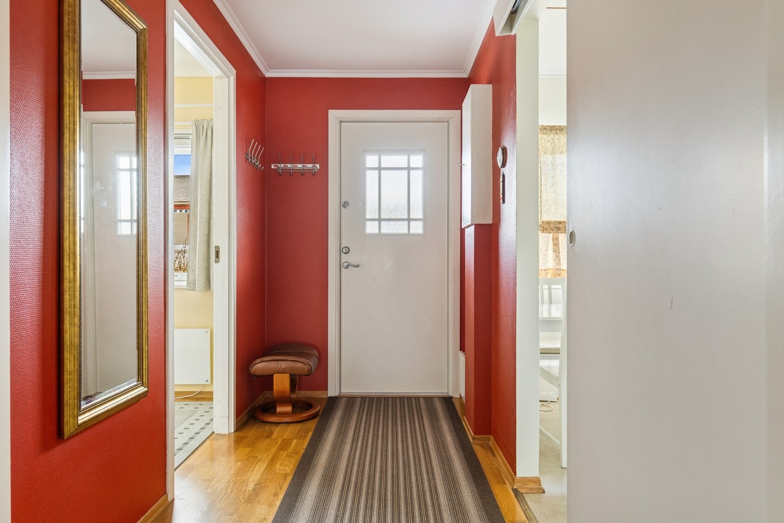 Entré/gang med muligheter for oppheng av ytterklær. Galleribilde