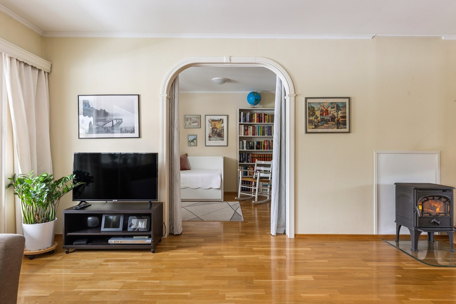 Boligens største soverom benyttes i dag med delvis åpen løsning mot stuen. Galleribilde