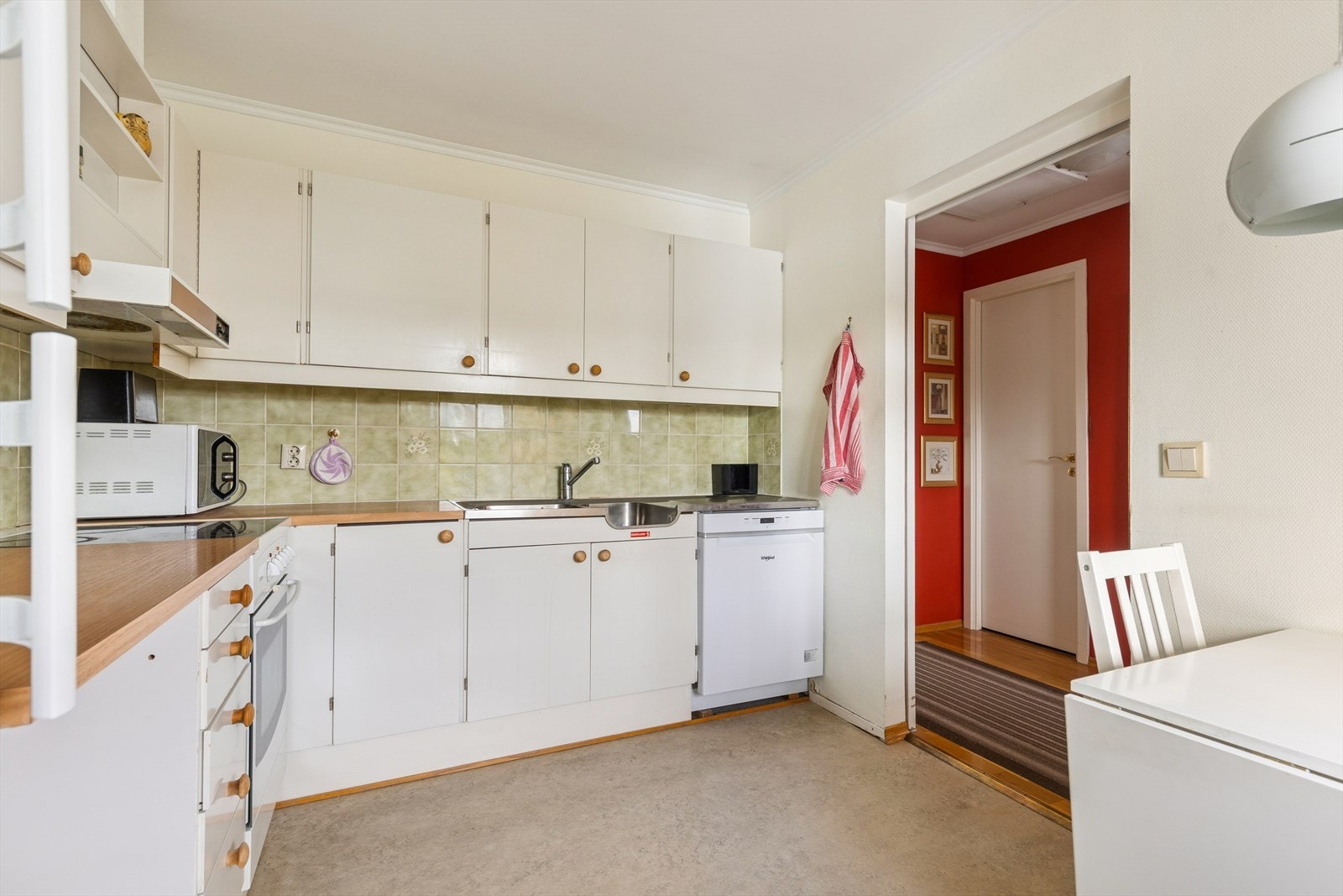 Romslig kjøkken med mye skap og benkeplass. Galleribilde