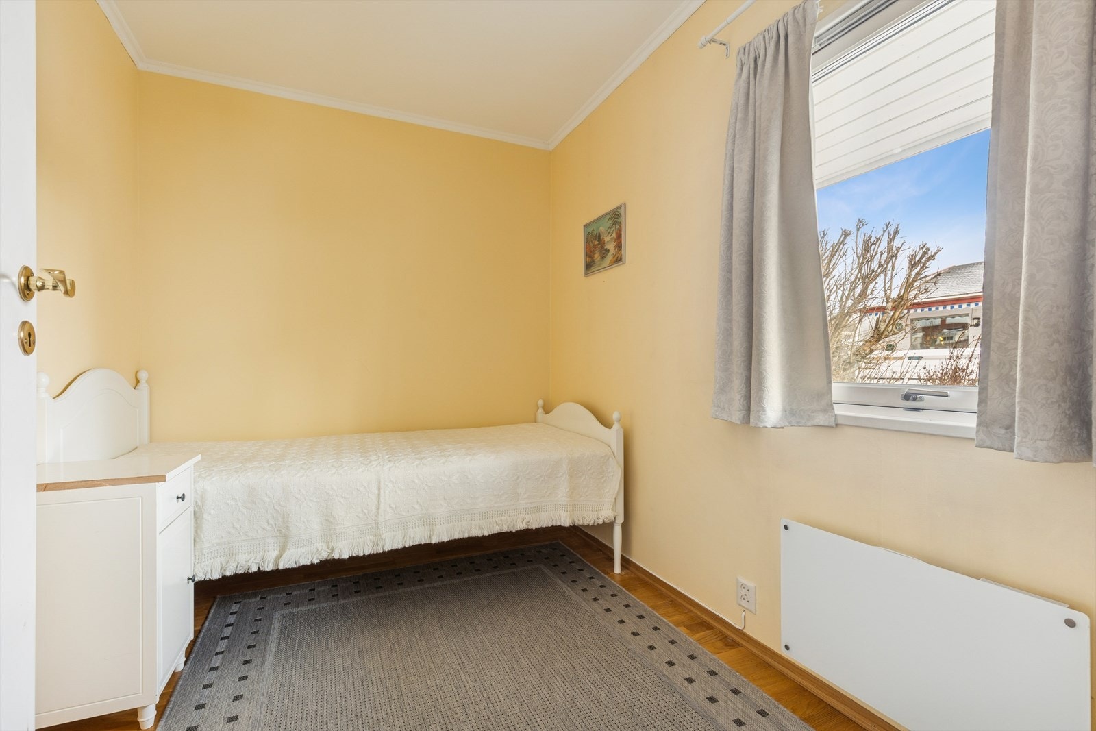 Vindu ut mot rolige omgivelser. Galleribilde