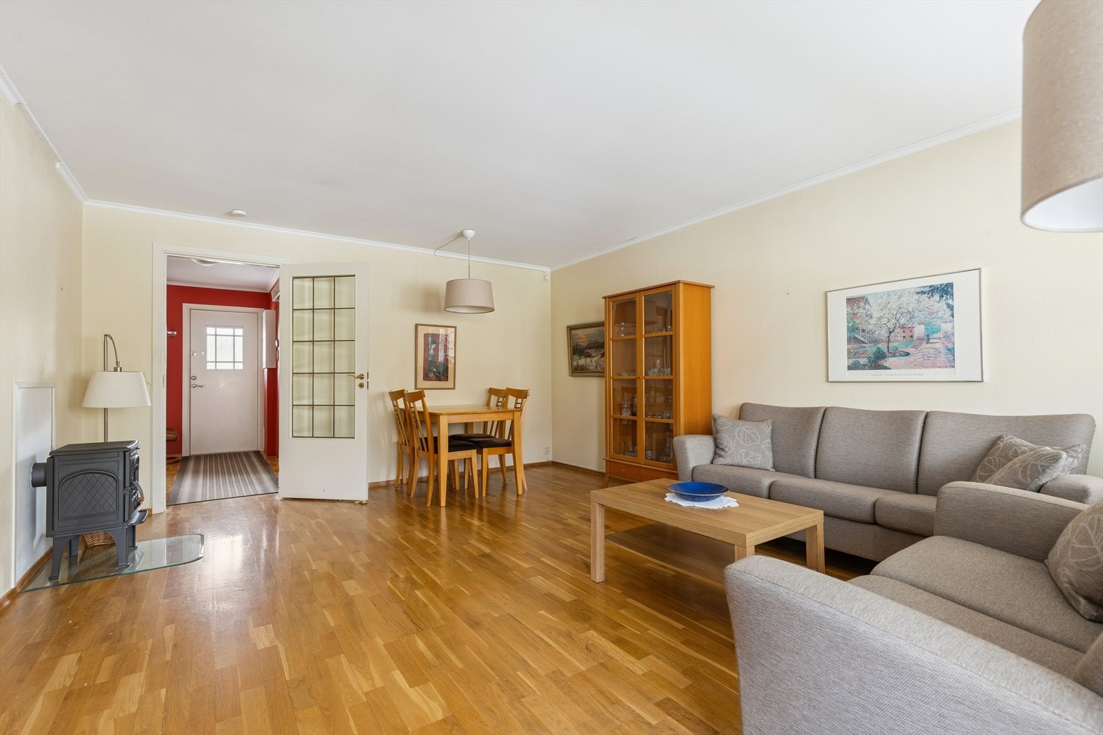 Stuen har parkett på gulv. Galleribilde