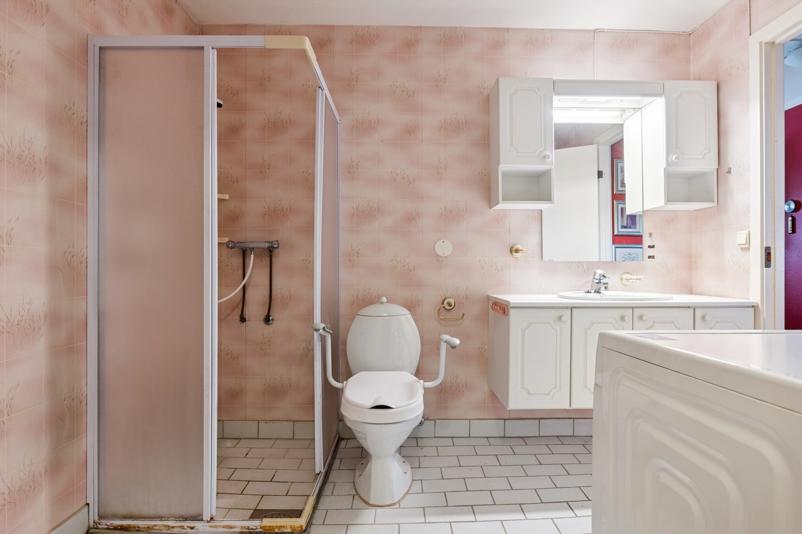 God oppbevaringsplass i baderomsinnredning. Badet har adkomst fra entreen og soverom via bod. Galleribilde