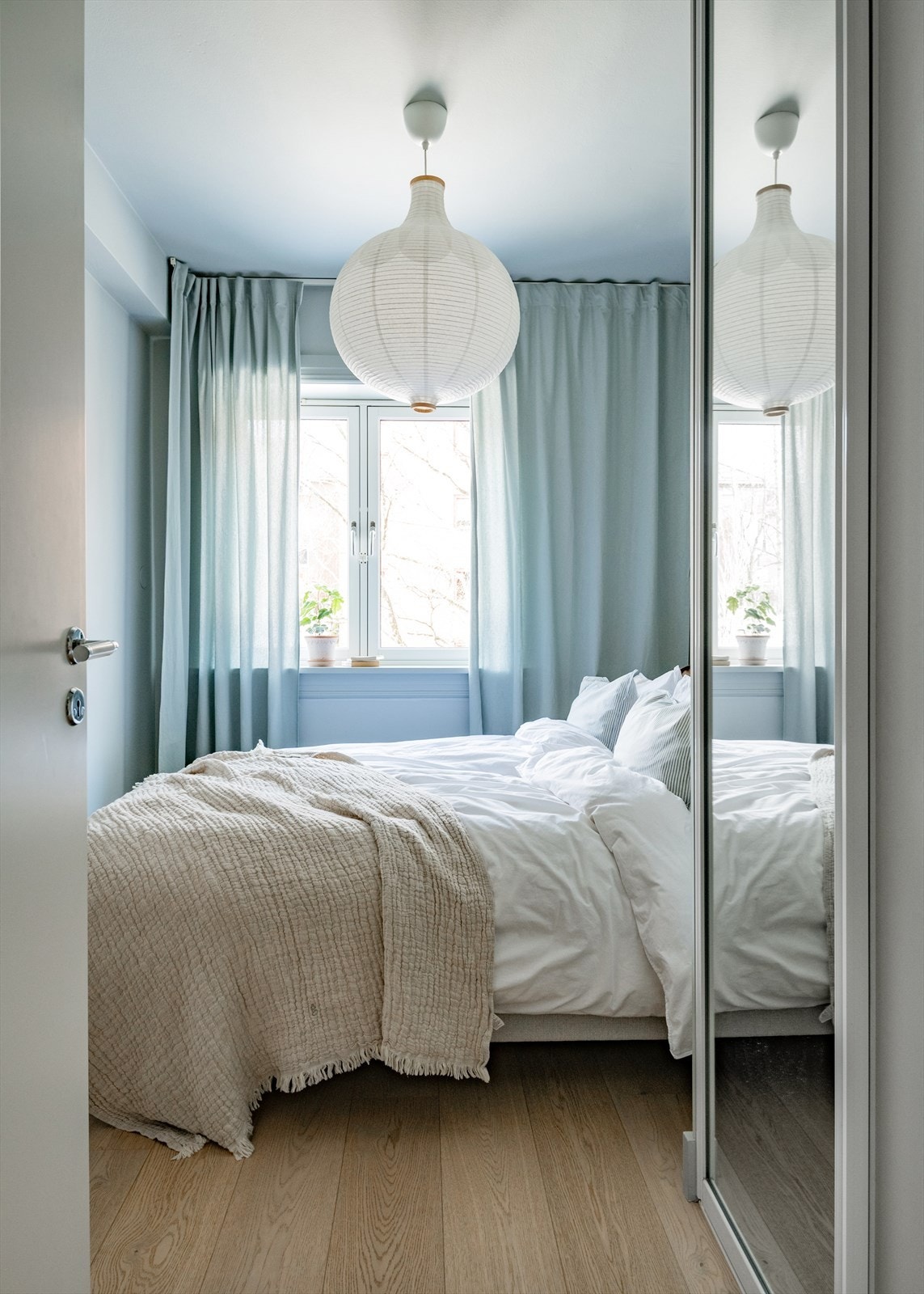 Lyst og innbydende soverom med store vindusflater som slipper inn rikelig med dagslys. Plass til dobbeltseng og praktisk garderobeløsning med speildører. Galleribilde