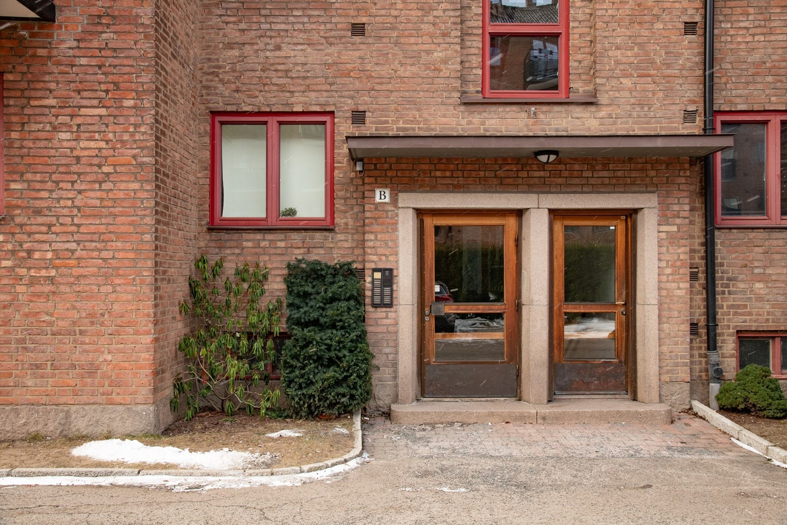 Inngangsdøren til leilighetens trappeoppgang. Galleribilde