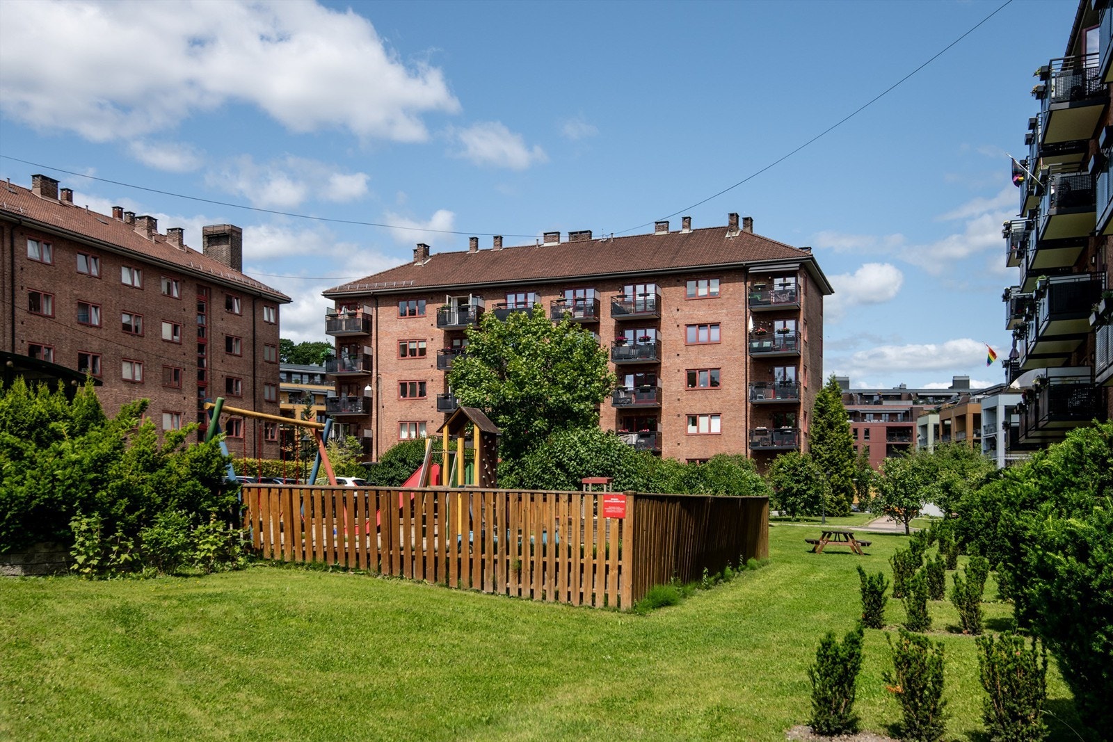 Borettslaget har nydelige parklignende fellesarealer mellom bebyggelsen. Tomten er skjermet og ekstremt godt vedlikeholdt av borettslaget. Galleribilde