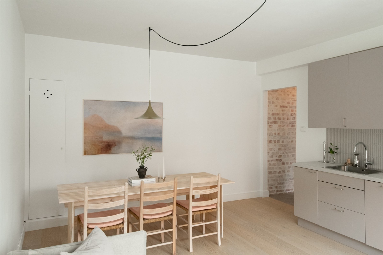 Rommet fremstår lyst og innbydende, med enstavs høytrykkslaminat (2024), listfri dørkarm, ferdigstilte gulvlister og overflatebehandlede vegger. Galleribilde