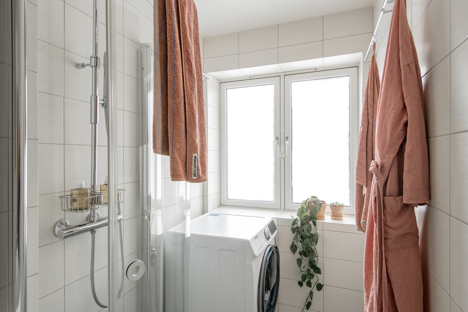 Vinduer gir godt lysinnslipp, som skaper en behagelig start på dagen. Vaskemaskin medfølger. Galleribilde