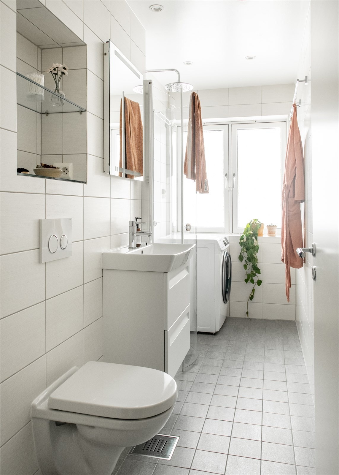 Praktisk og romslig bad. Badet er pusset opp i 2014 i regi av borettslaget. Galleribilde