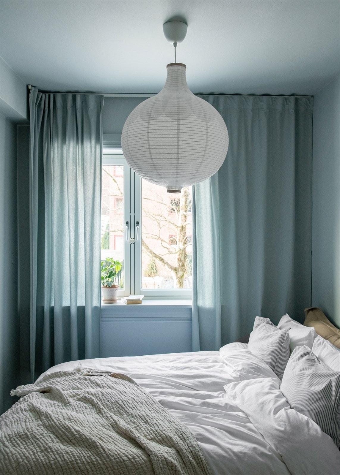 Vakkert lysspill med det naturlige lyset og rommets fargevalg. Galleribilde