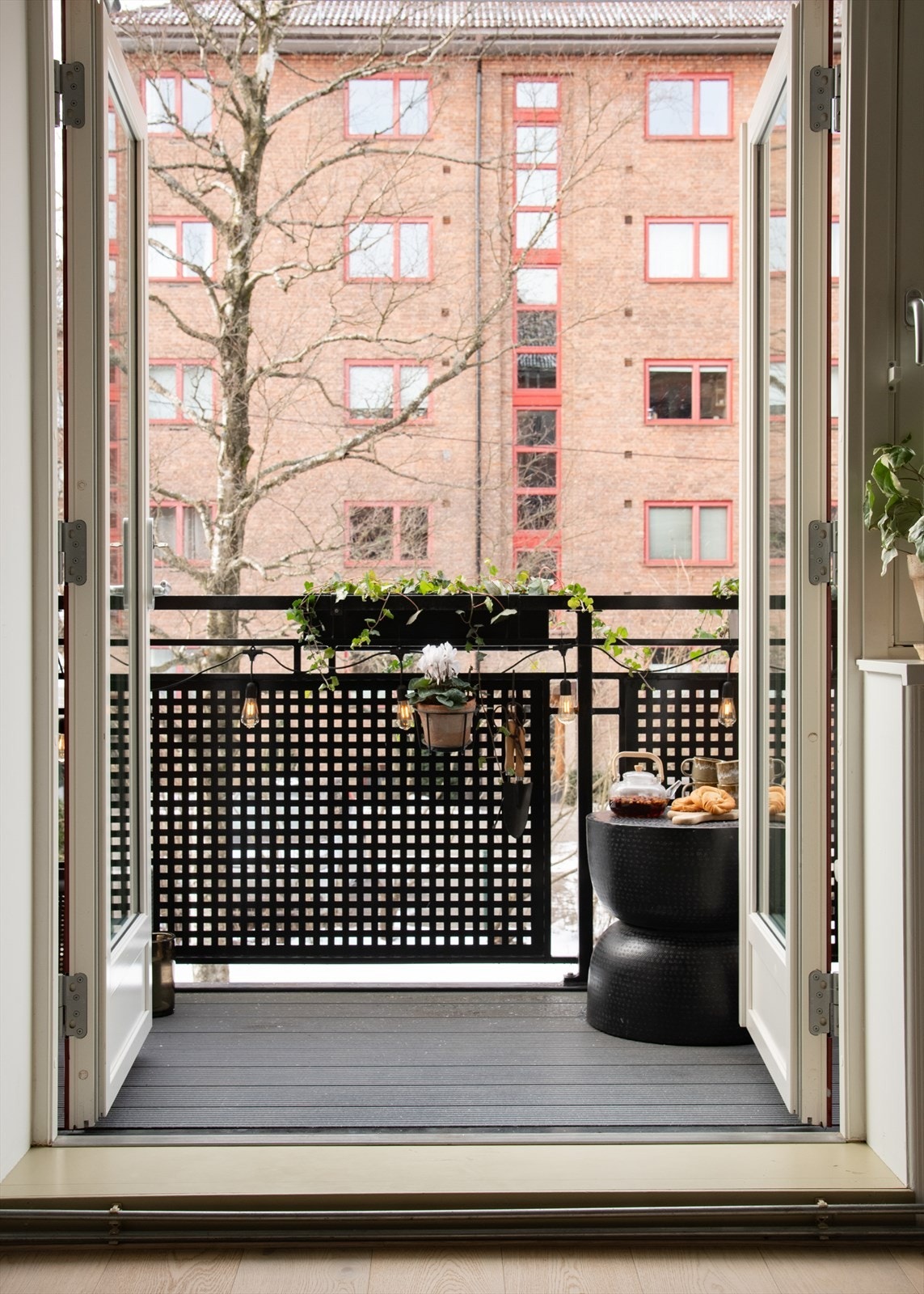 Fra stuen har du adkomst til skjermet vestvendt balkong. Dobbeltdøren bidrar til at balkongen blir en forlengelse av stuen. Perfekt for fine sommerdager. Galleribilde