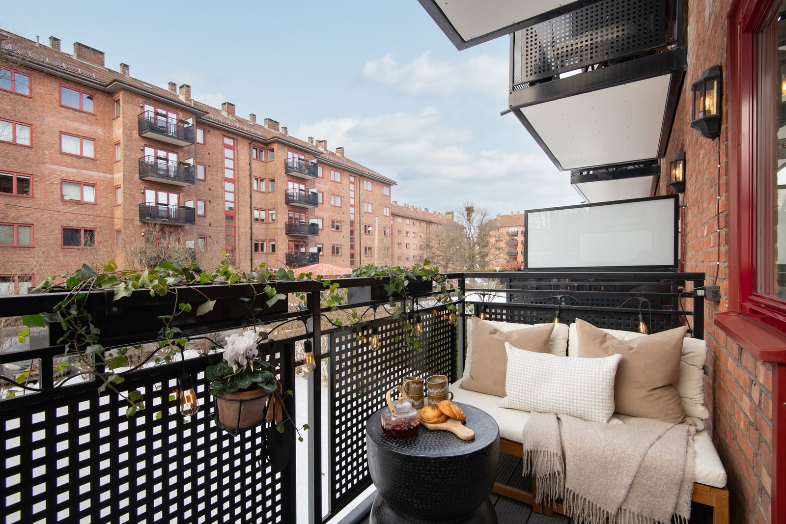 En Lekker og gjennomført 2-roms med vestvendt balkong og skjermet beliggenhet i populære Maridalsveien borettslag. Galleribilde