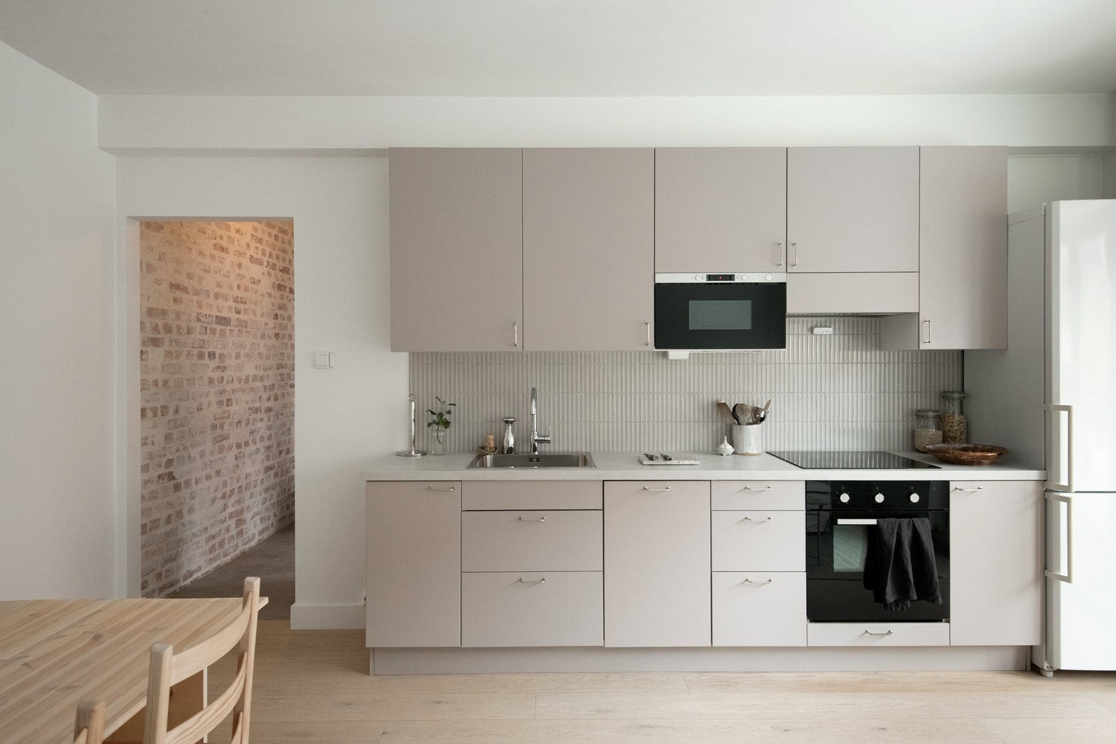 Leiligheten byr på en åpen stue/kjøkkenløsning med adkomst til balkongen som fungerer som en forlengelse av stuen. Galleribilde