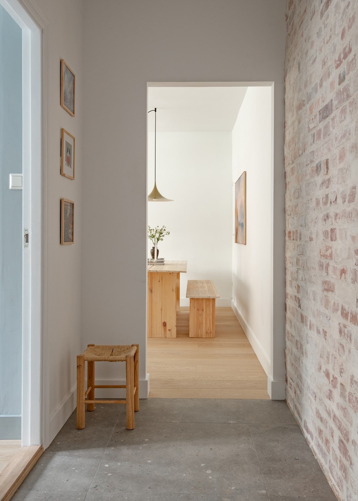 Leiligheten er pusset opp med fokus på selv de miste detaljer. Vakker og røff Entrè med slitesterke fliser og eksponert pusset teglstein. Galleribilde