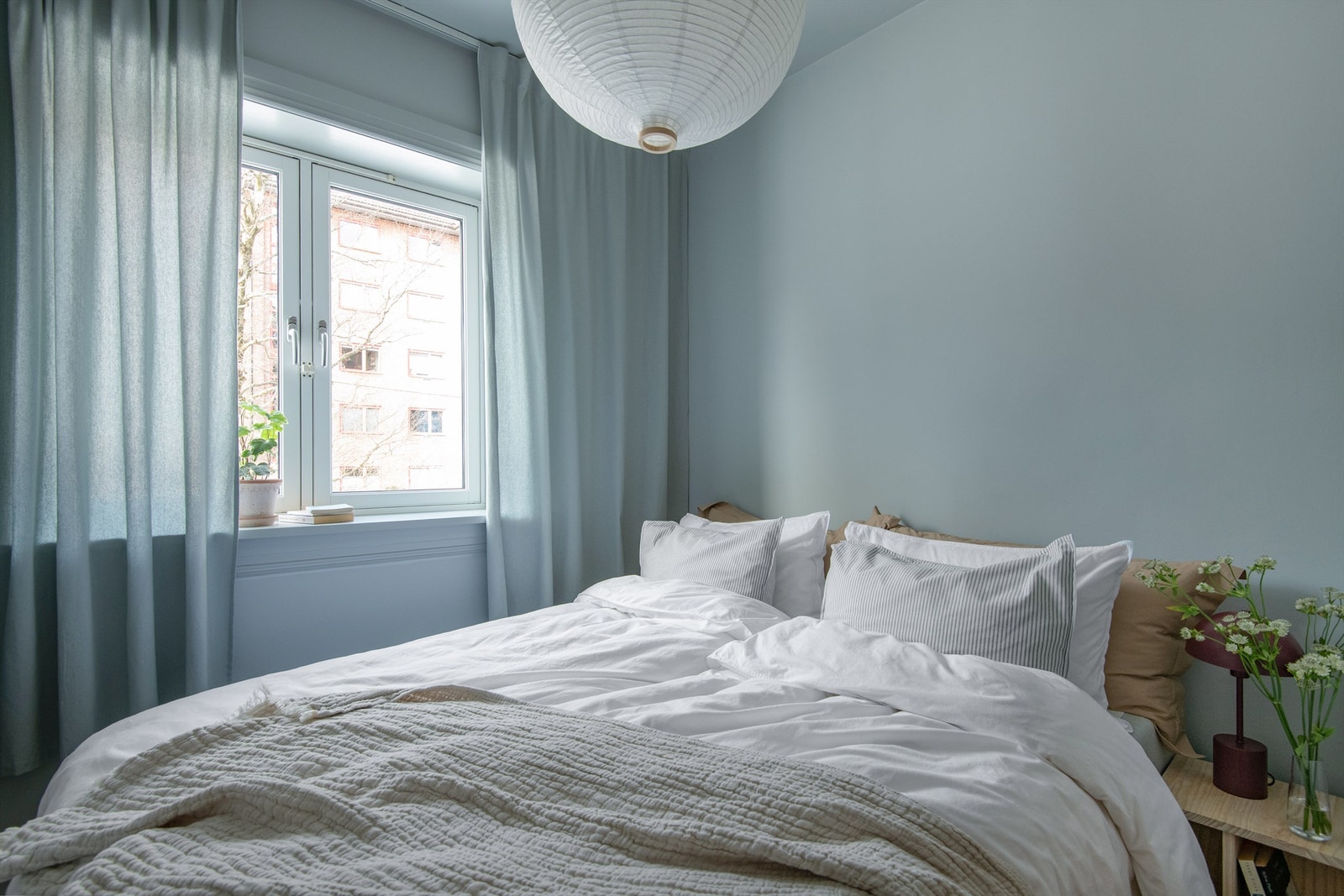 Soverommet er malt i lune vakre farger som skaper en behagelig og avslappende atmosfære. Galleribilde