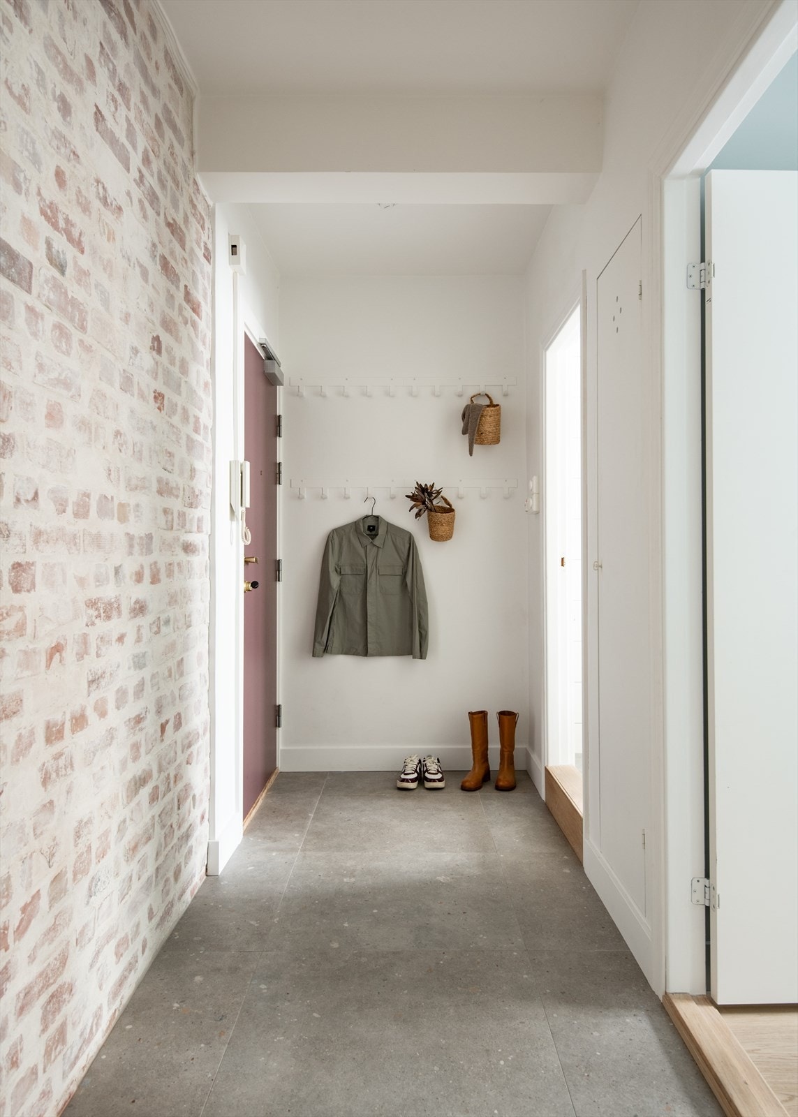 Entréen tar deg inn i alle leilighetens rom. Porttelefon ved inngangsdøren. Galleribilde