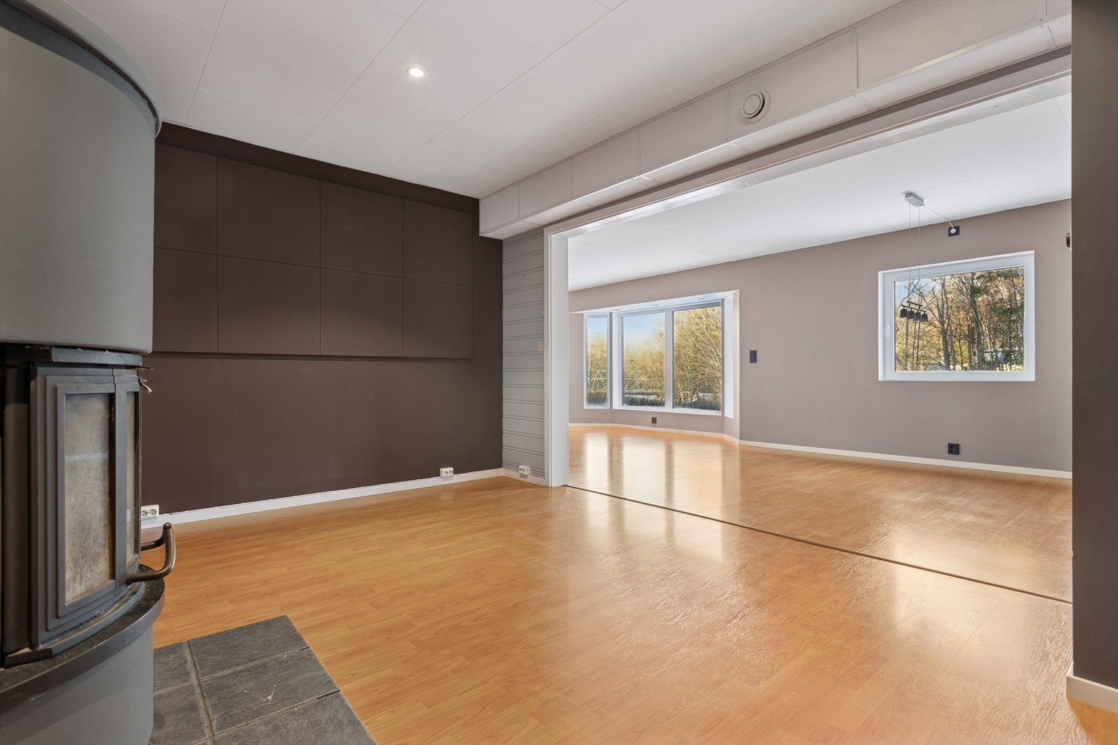 I tillegg er boligen utstyrt med varmepumpe, som bidrar til en jevn og energieffektiv regulering av både varme og kjøling gjennom hele året. Galleribilde