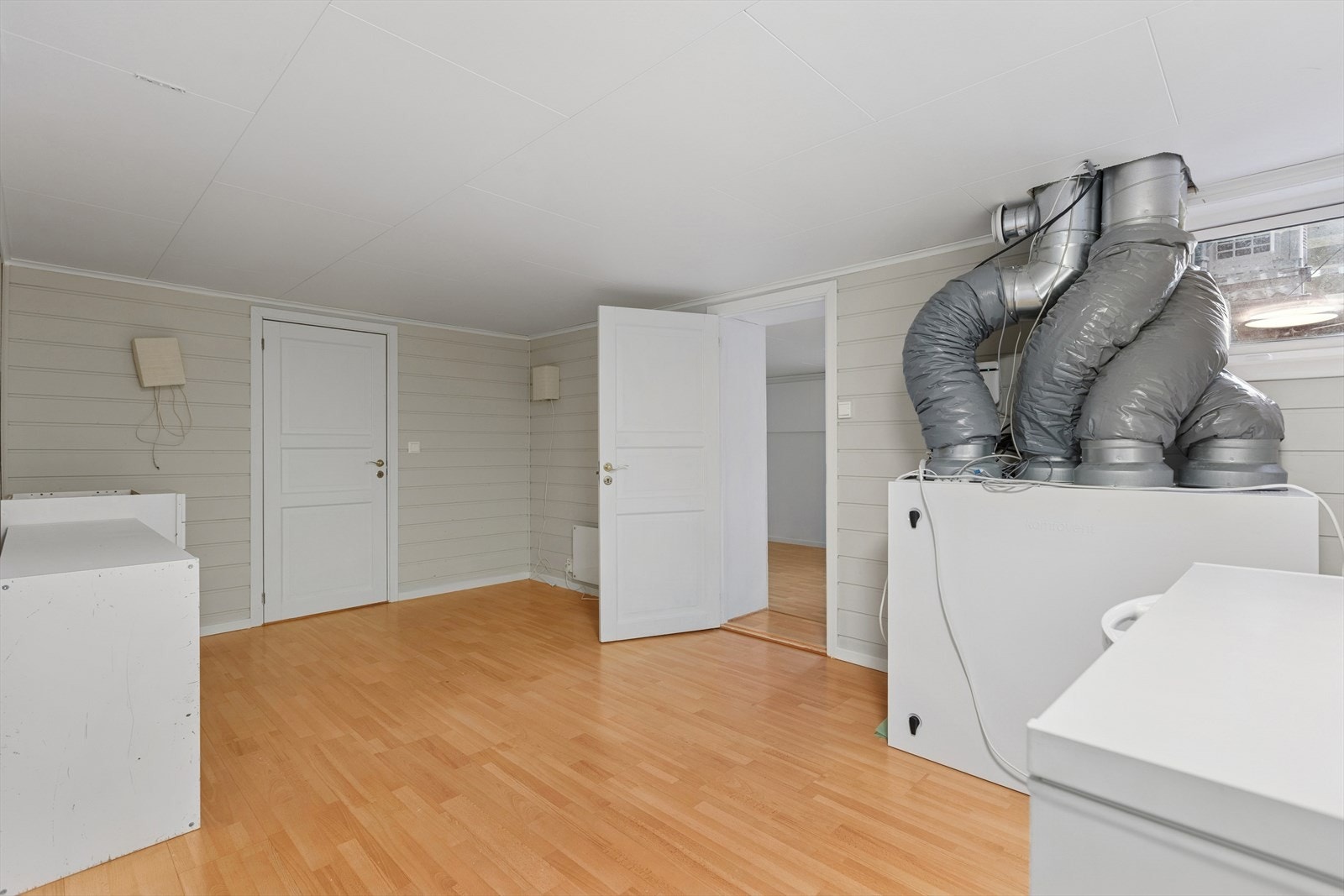 Kjelleren byr på svært gode lagringsmuligheter, med flere disponible rom og boder som gir rikelig plass til oppbevaring av sesongutstyr, sportsutstyr, hobbyartikler og andre eiendeler du ønsker å holde organisert og lett tilgjengelig. Galleribilde