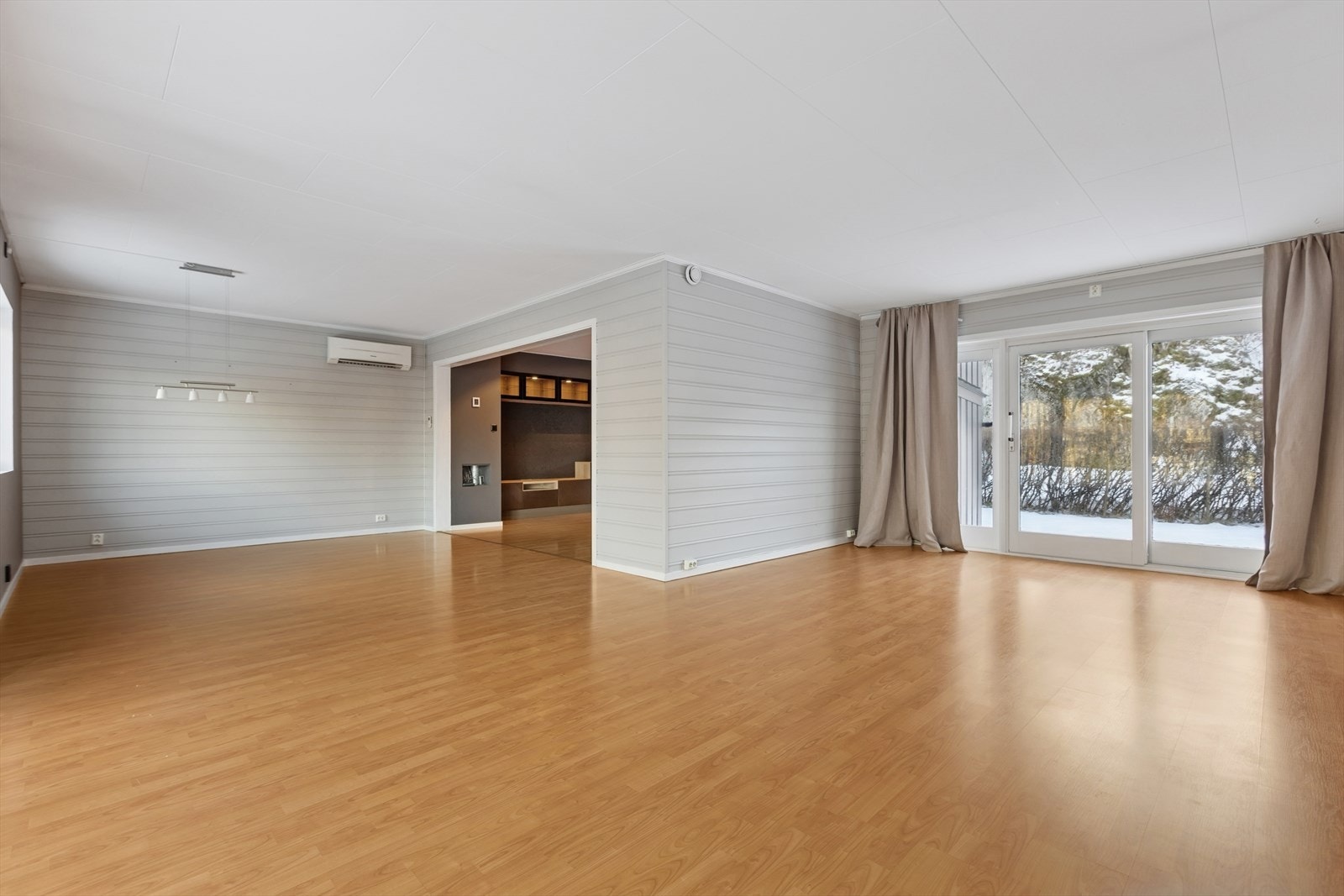 Det er god plass til sofagruppe og spisestue. Samt et romslig spisebord med plass til mange gjester - perfekt for hyggelige måltider, hygge og sosiale sammenkomster. Galleribilde