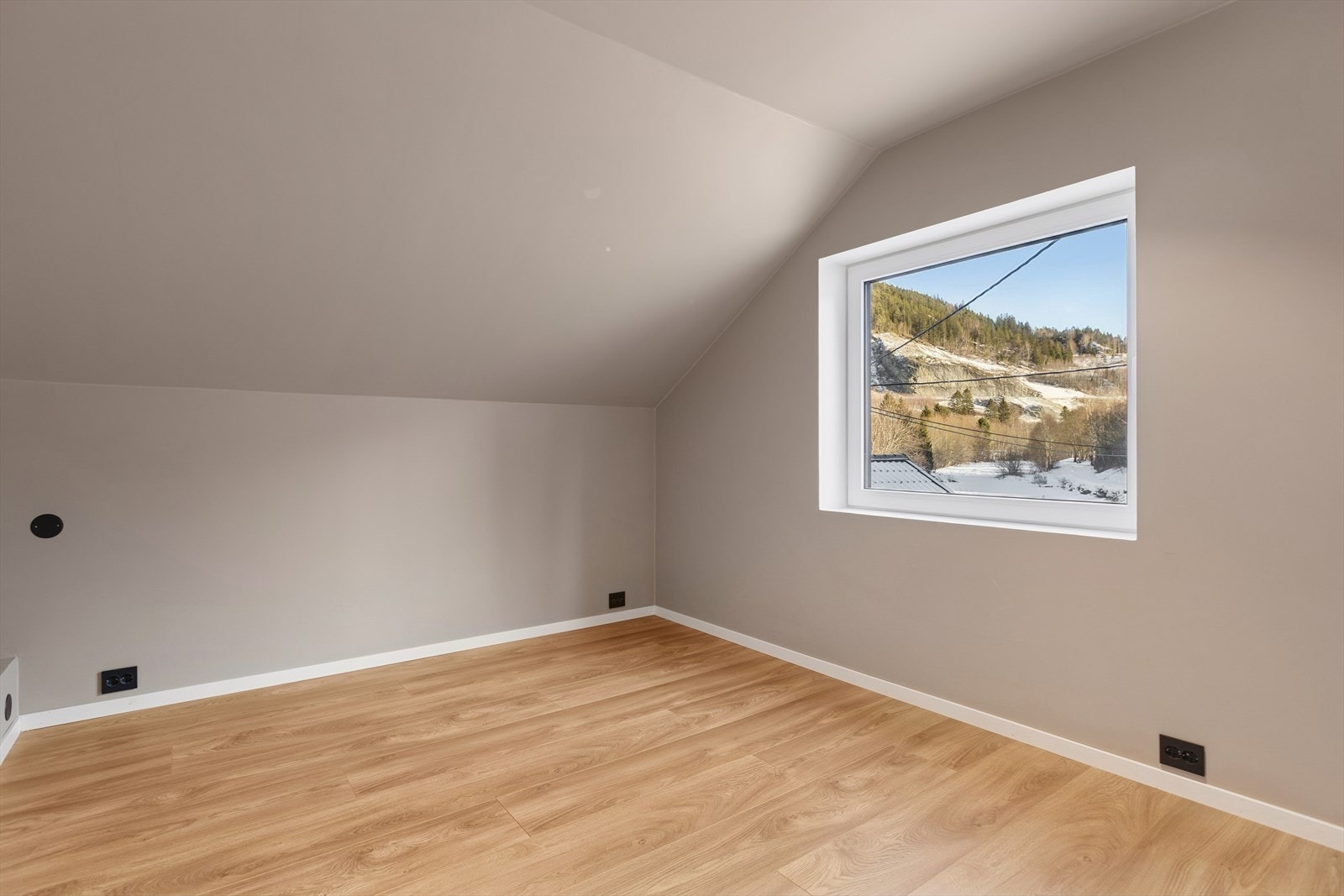 Alle rommene har vindusflater som slipper inn rikelig med naturlig lys og lar den flotte utsikten bli en del av romfølelsen. Galleribilde