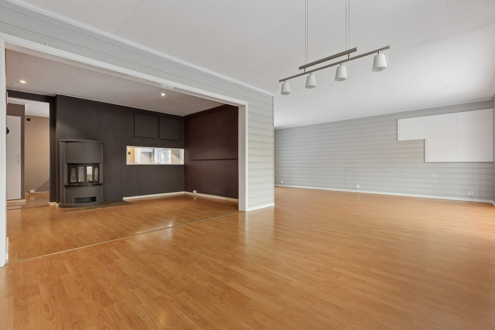 I rommet finner du også et ildsted som skaper en lun og behagelig atmosfære på kjølige dager. Galleribilde