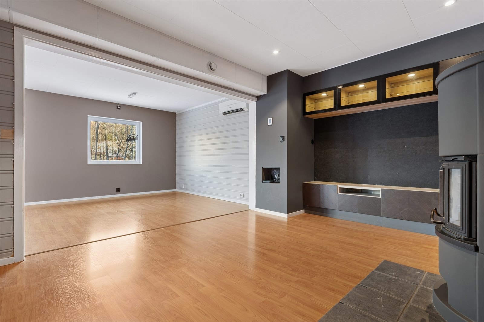 Stuen er smart inndelt i flere soner som gir rommet både funksjonalitet og fleksibilitet. Galleribilde