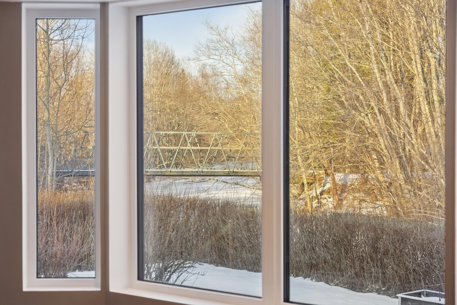 Eiendommen ligger nydelig til ved bredden av Homla, og omgivelsene gir en lun, skjermet og fredelig atmosfære som virkelig forsterker bokomforten. Galleribilde