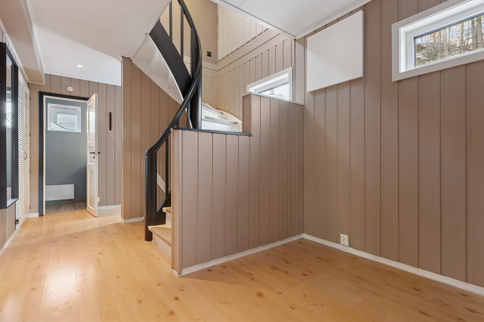 Videre fører gangen deg inn til både trapperom, tilgang til kjelleretasjen, samt et romslig, helfliset baderom. Galleribilde