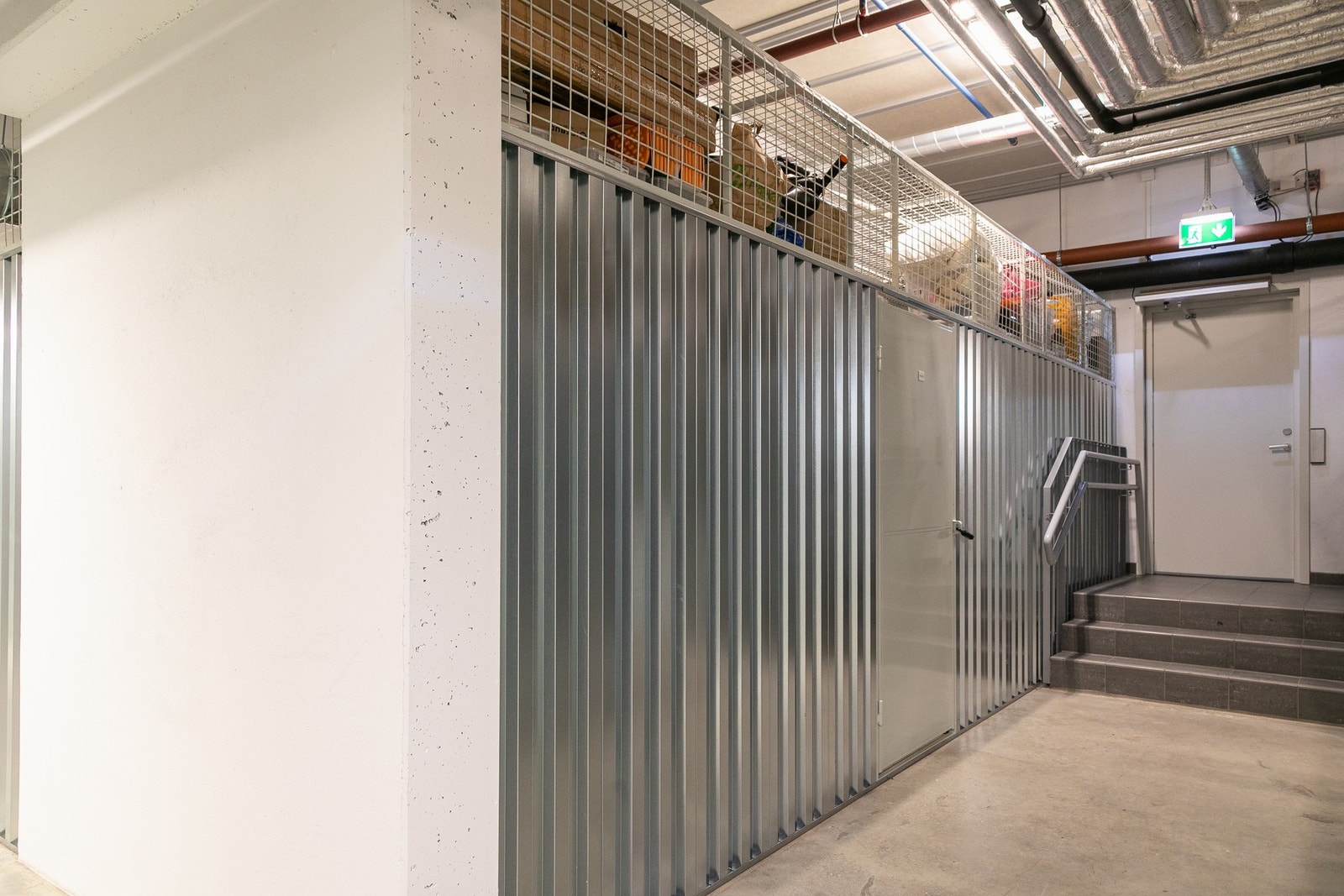 Leiligheten disponerer gigantisk bod på ca. 11 m². Boden dekker hele langsiden i bildet! Galleribilde