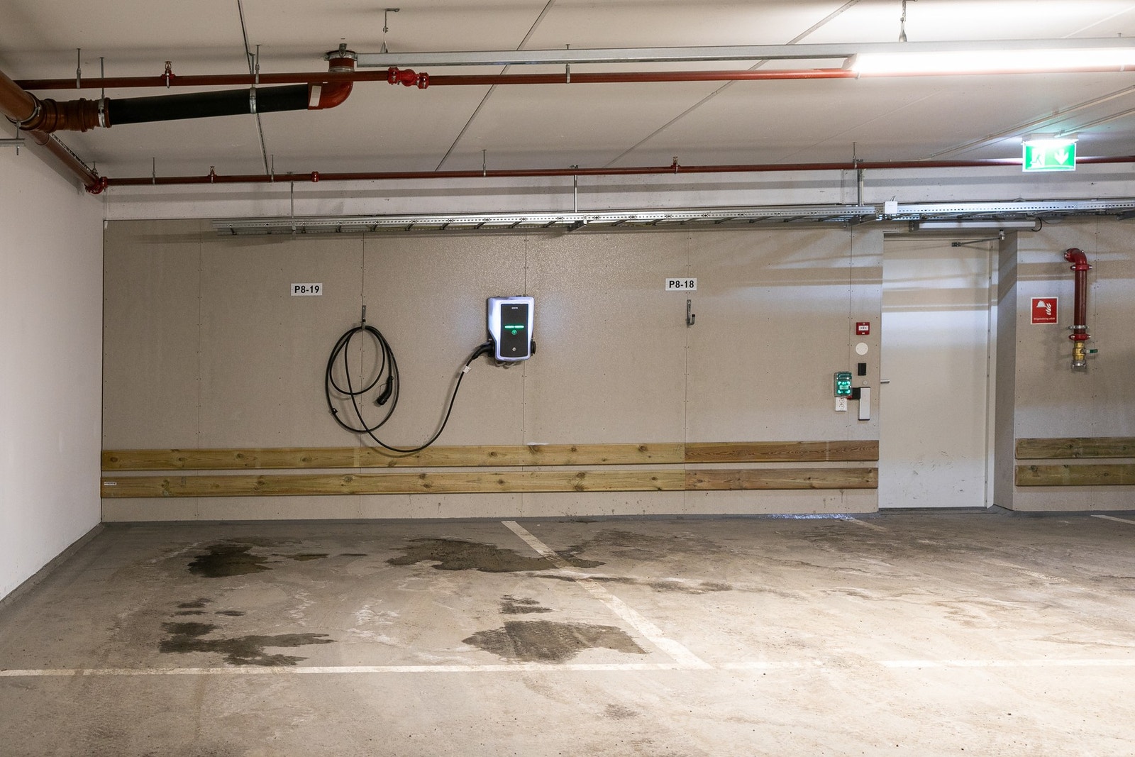 Det medfølger garasjeplass med el-billader i tilknyttet, oppvarmet garasjeanlegg med direkte heisadkomst. Garasjeplassen har en god intern beliggenhet rett ved døren med kort vei til heisen. Galleribilde