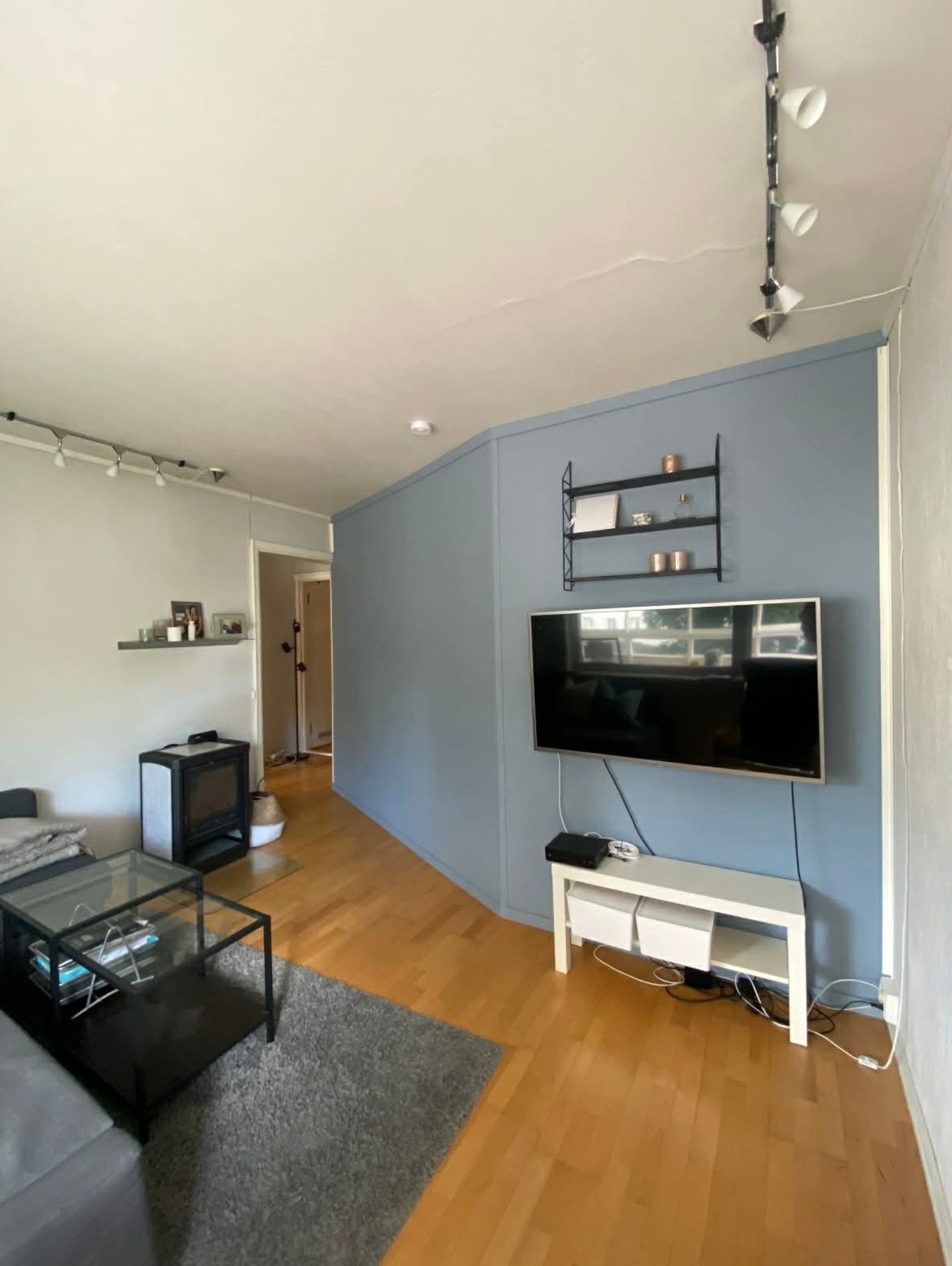 Selger hadde tidligere satt opp lett vegg på stuen for ekstra soverom. Bildet er tatt av selger. Galleribilde