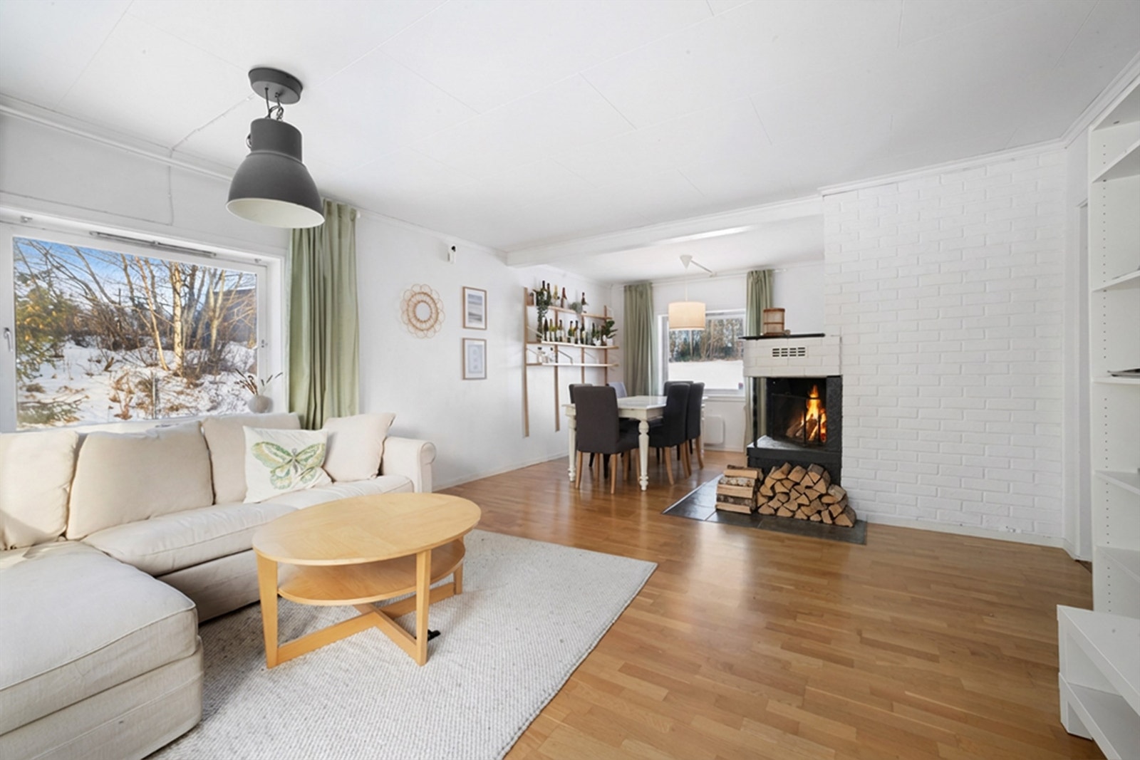 En hyggelig peis er plassert sentralt i rommet Galleribilde