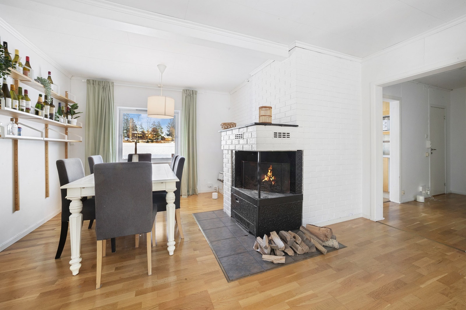 Spisebord og stoler kan plasseres i praktisk tilknytning til kjøkkenet Galleribilde