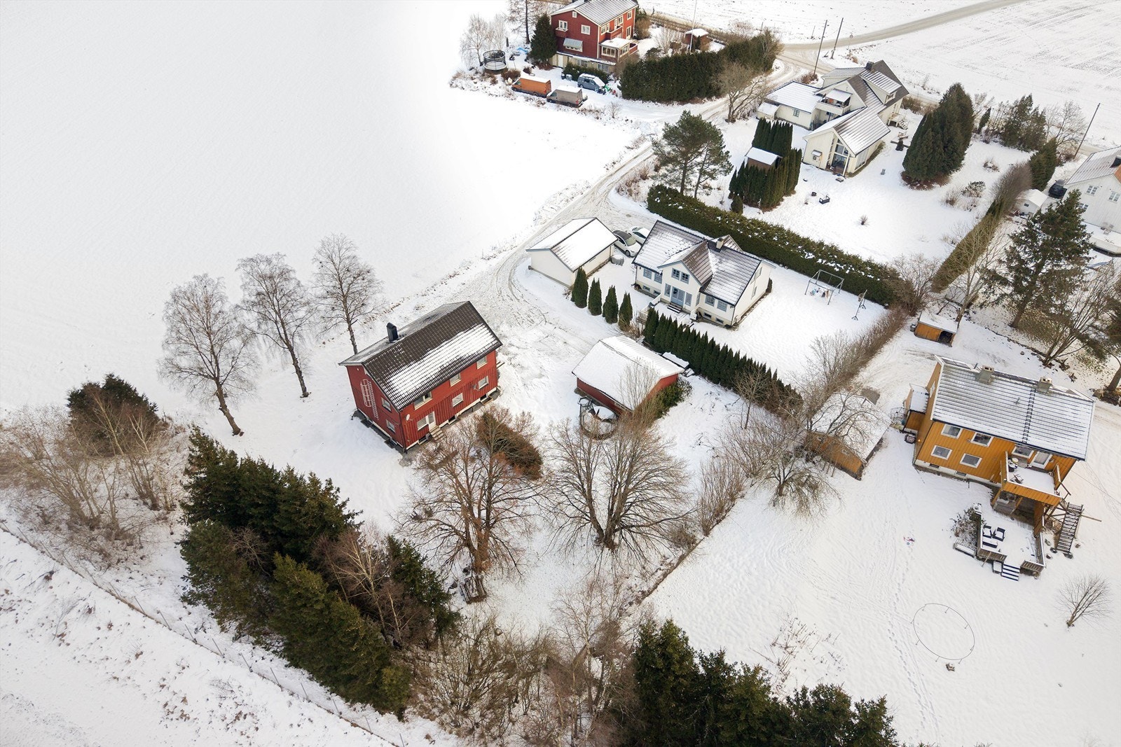 Boligen egner seg svært godt som bokollektiv, med flere oppholdsrom, flere kjøkken, tre bad og mange soverom Galleribilde