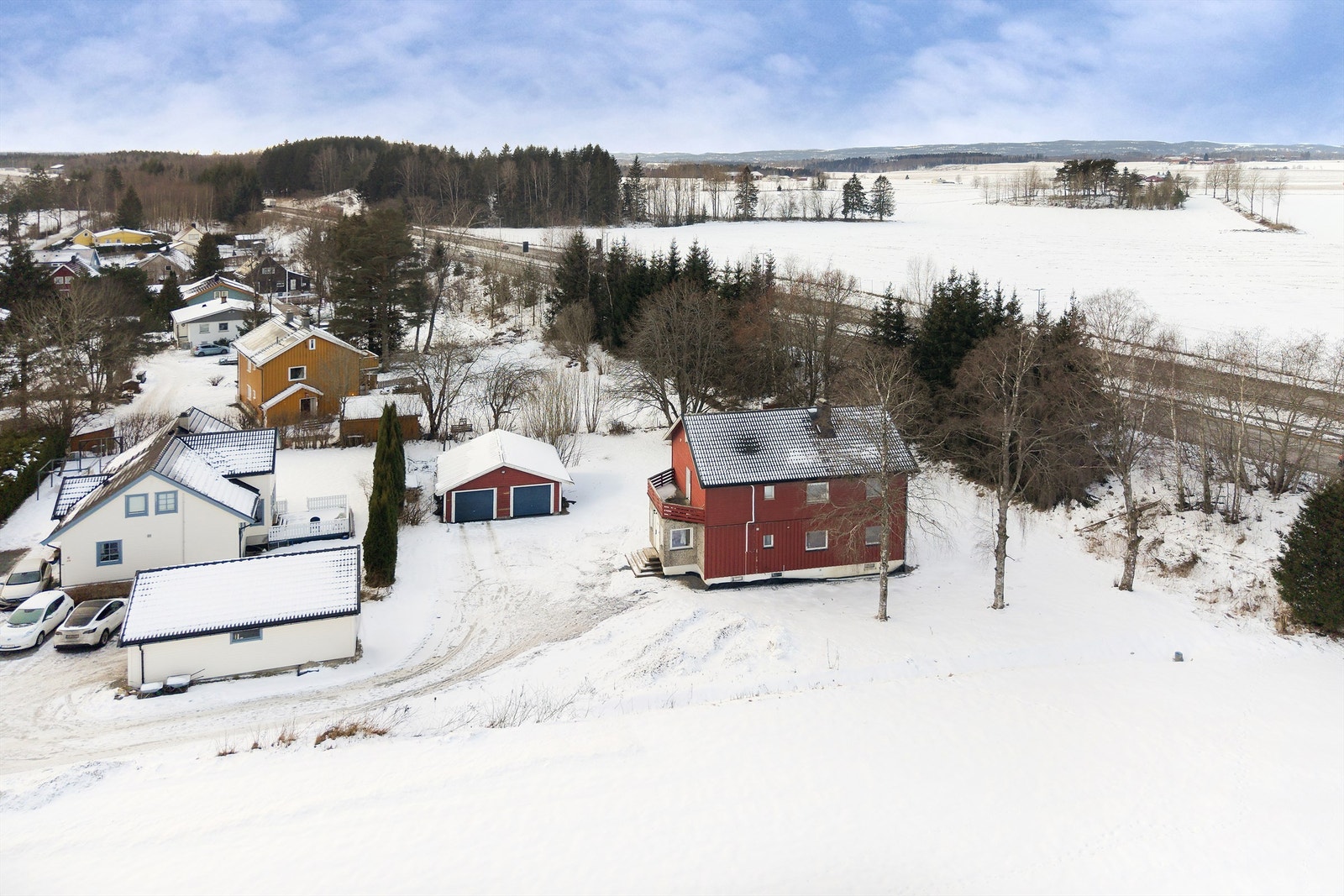 Ås sentrum byr blant annet på restauranter, kaféer, matbutikker, småforretninger, offentlige tjenester og togstasjon Galleribilde